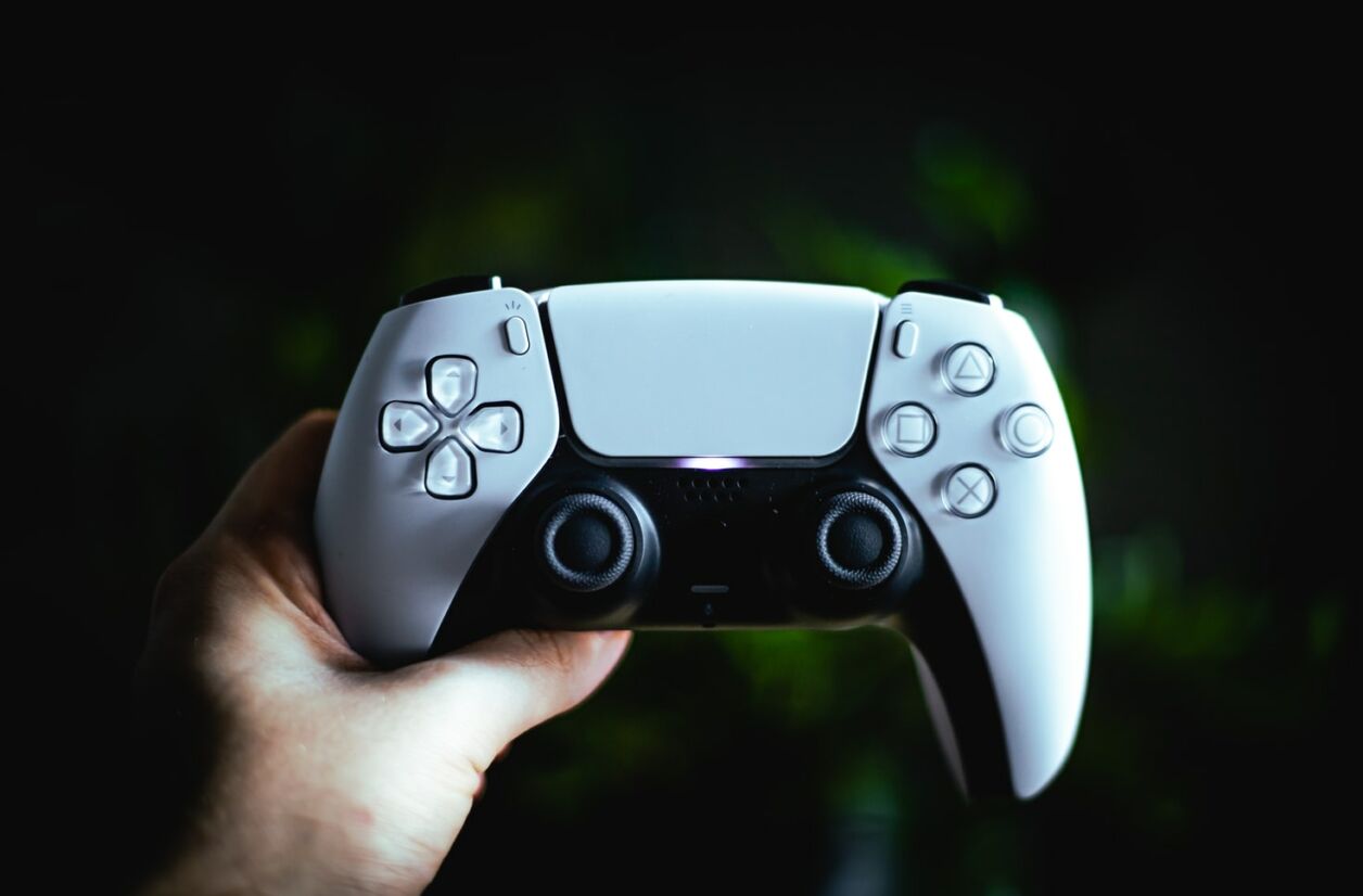 Un an après sa sortie, la PlayStation 5 continue de briller par son absence.
