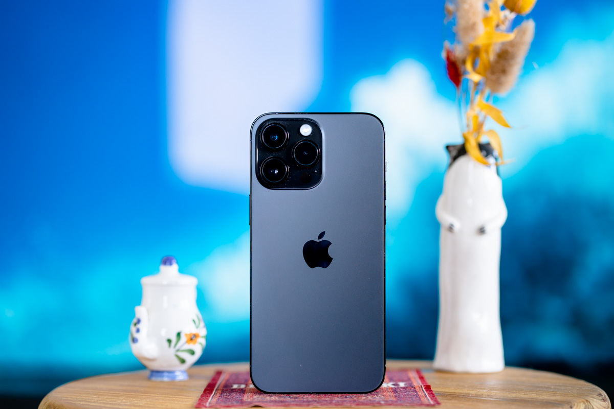L'iPhone 14 Pro Max dans son coloris Minuit.