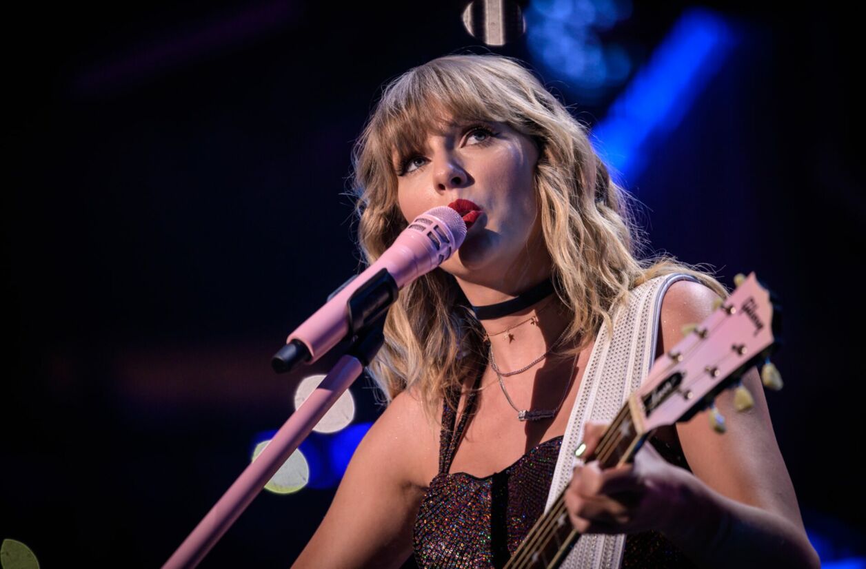 Outre Taylor Swift, les utilisateurs de 4chan ont aussi généré des images sexuelles ou violentes de Billie Eilish, Ariana Grande et Emma Watson.