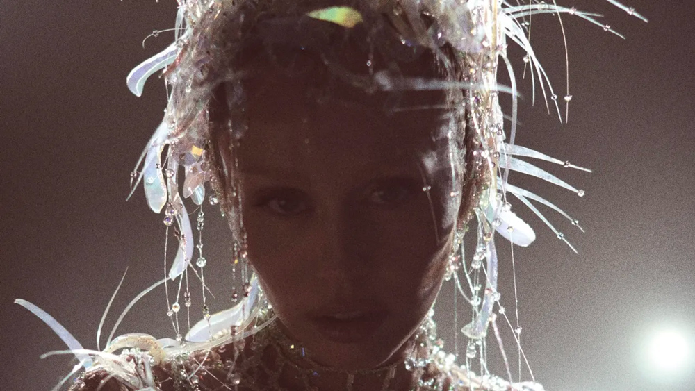 Miley Cyrus présente “Somethig Beautiful”.